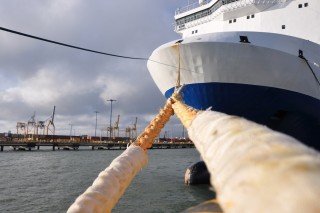 Alus ankkuroituna satamaan, lähikuva keulasta