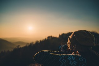 Valokuvaaja kuvaa syksyistä luontoa