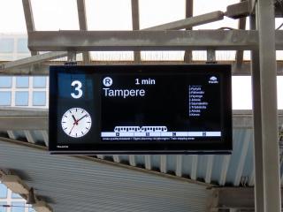 Kuvassa infonäyttö junalaiturilta, joka visualisoi kohdan minne juna pysähtyy asemalla.