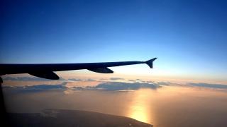 Lentokoneen siipi ilmassa