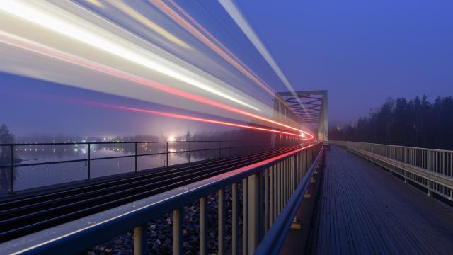 Rautatiesilta pimeässä vauhtiviivat